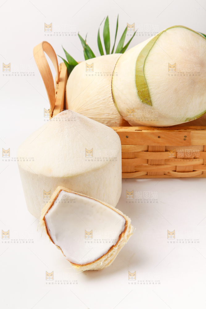 篮子里装着新鲜椰青