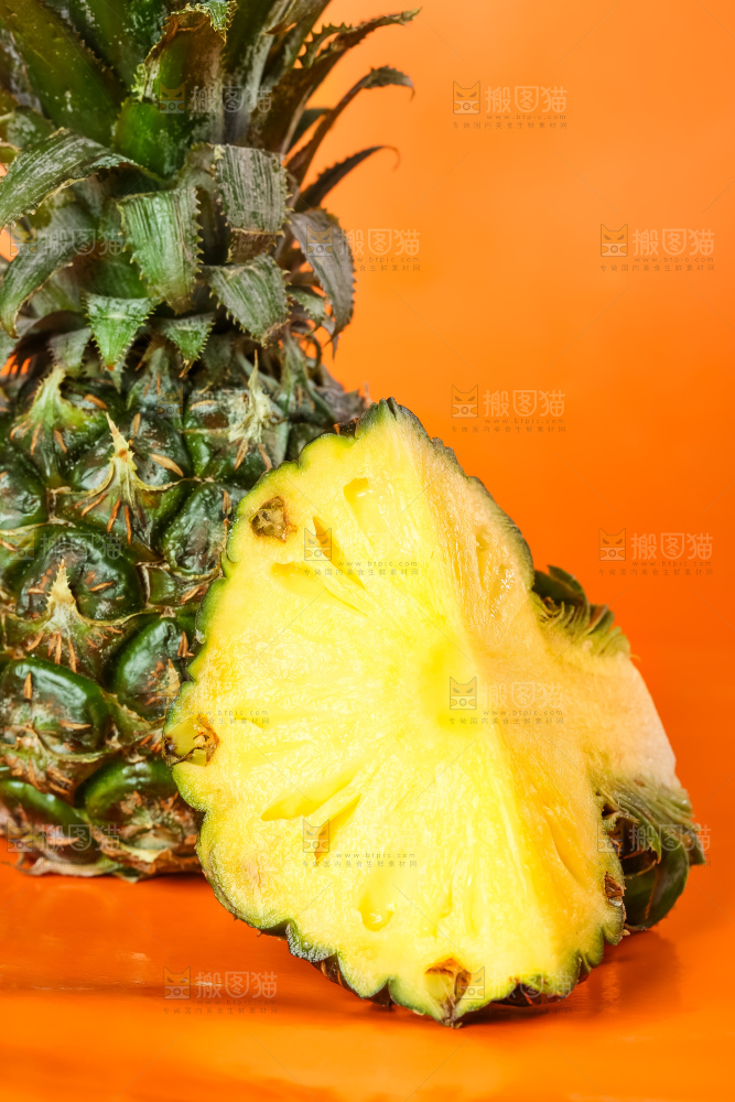盘子里装着泰国小菠萝