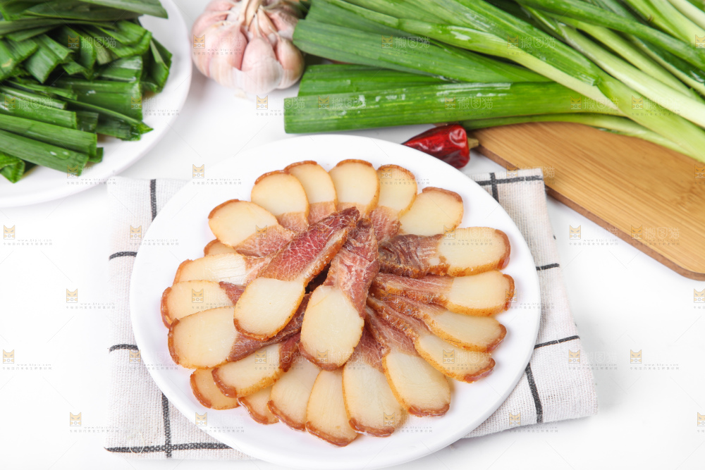 盘子里装着腊肉