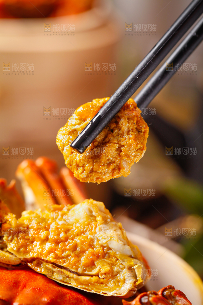 筷子上夹着清蒸螃蟹