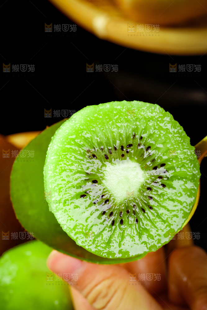 黑底上的奇异果