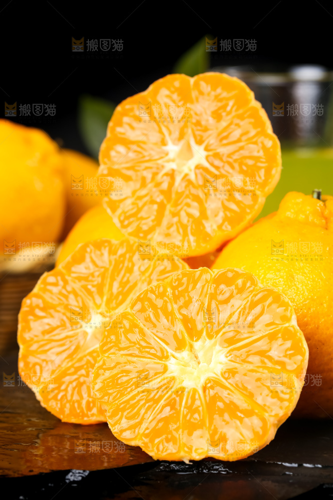 黑底上放着丑橘
