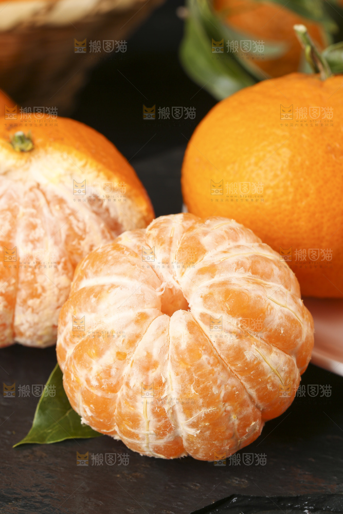 深底上摆放着橘子