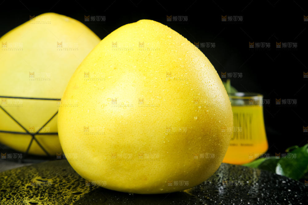 黑石板上放着白肉柚子