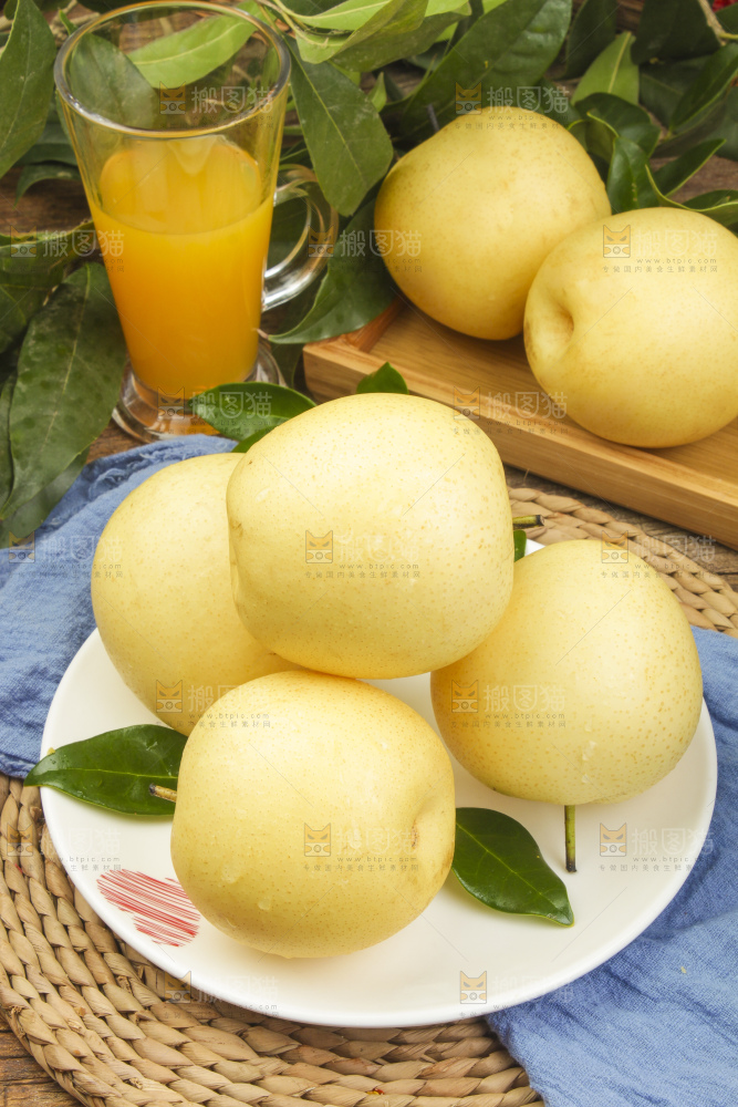 盘子里装着河北皇冠梨