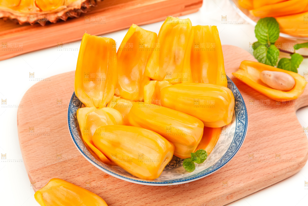 碟子里装着泰国红心菠萝蜜
