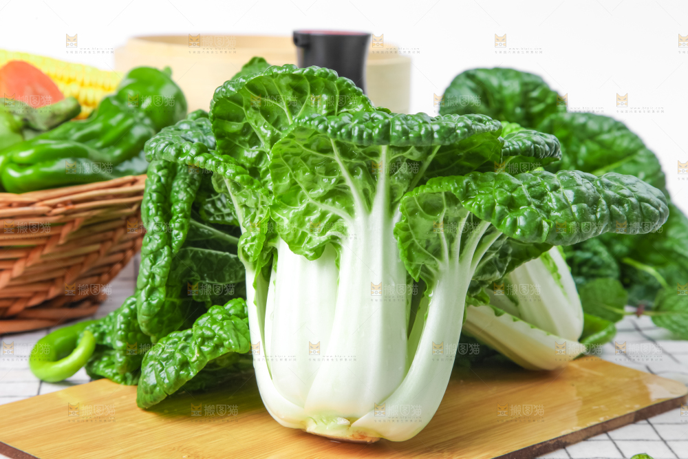 木板上的奶油白菜