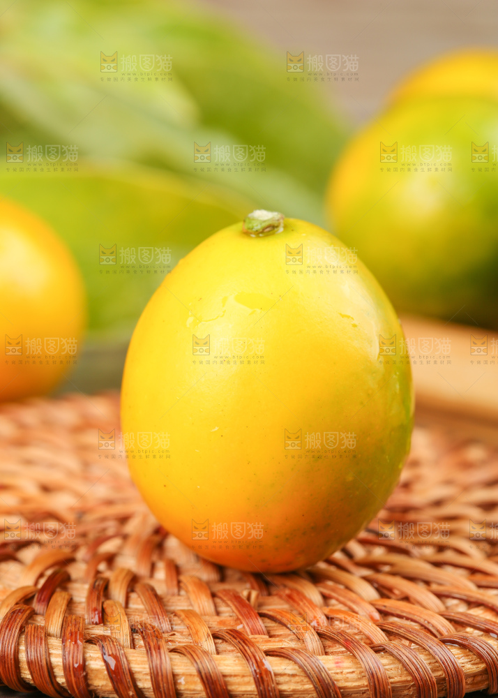 竹垫子上的广西脆皮金桔