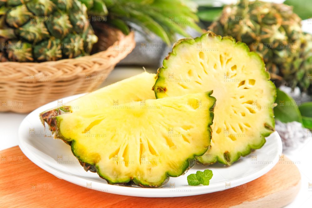 盘子里的泰国香水小菠萝