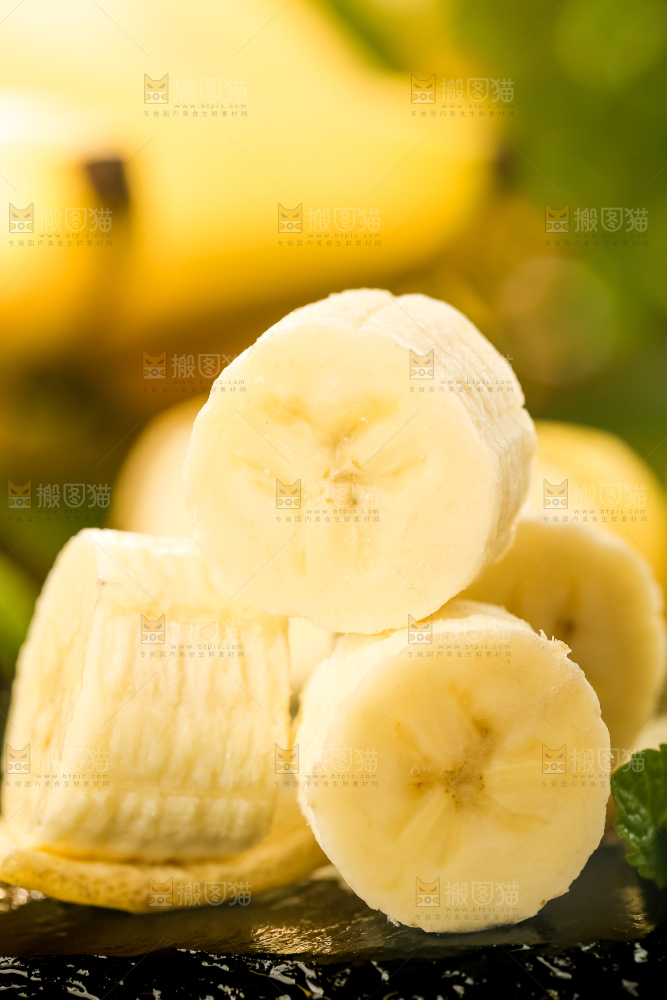 黑石板上放着高山甜香蕉