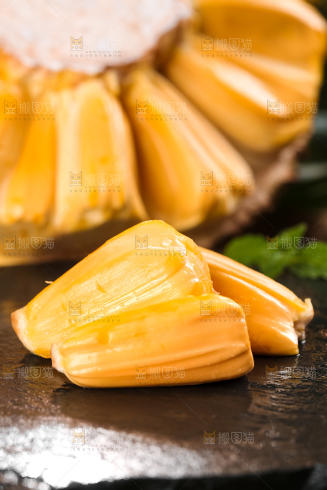 石板上放着红心菠萝蜜