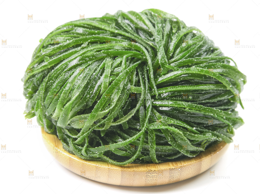 白底上的盐渍海带丝