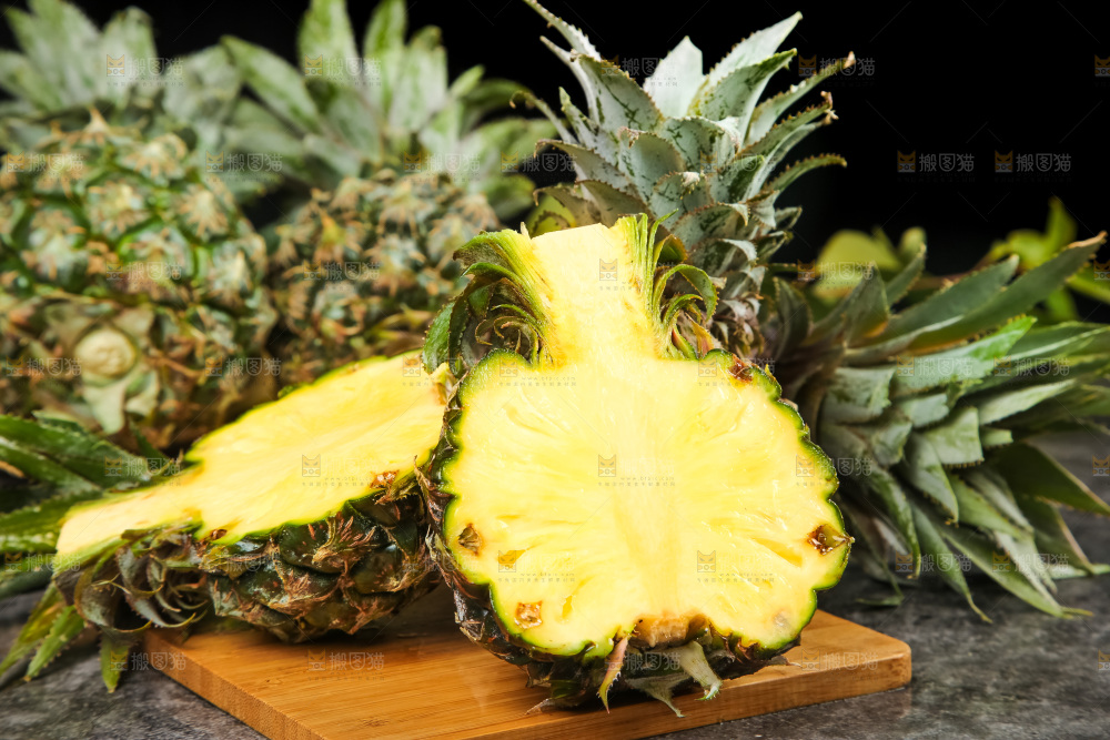 木板上的泰国迷你小菠萝