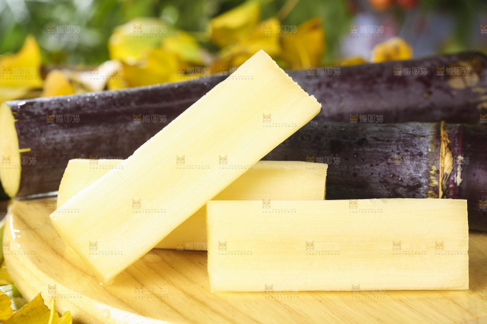 木板上放着黑皮甘蔗