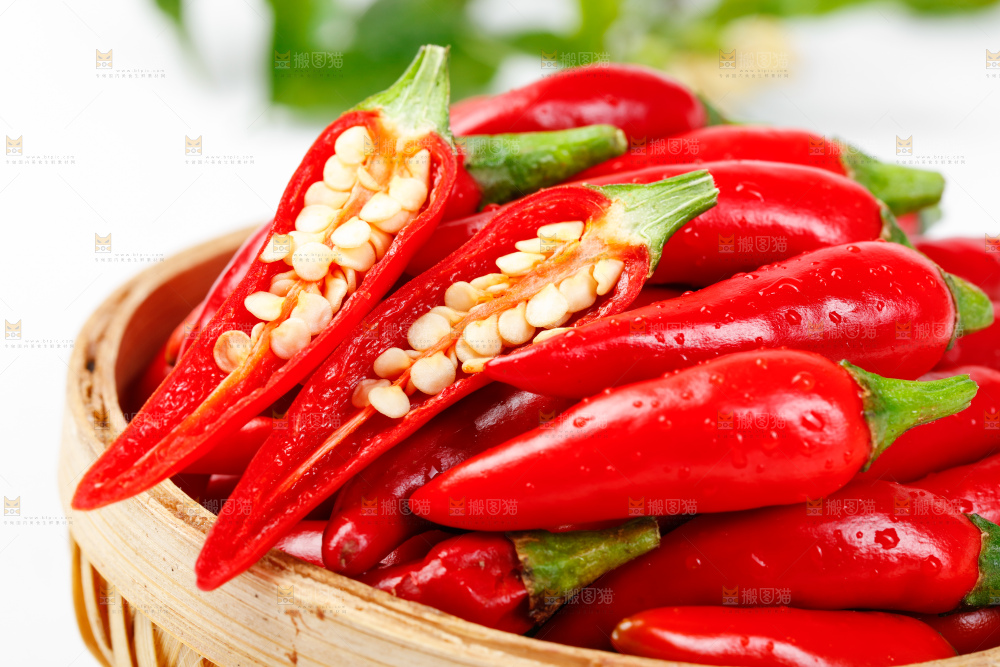白底上摆放着广西小米椒