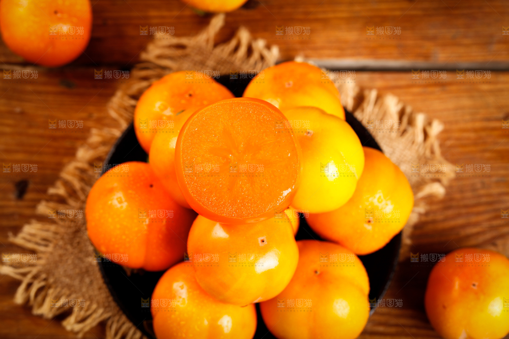 盘子里装着大柿子