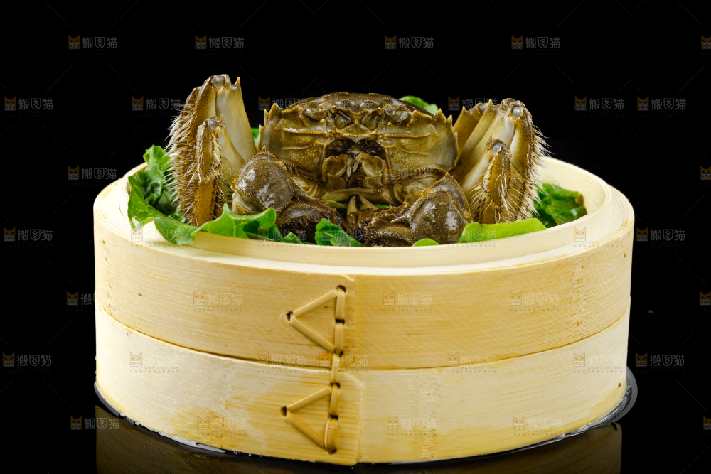 黑底上放着大闸蟹