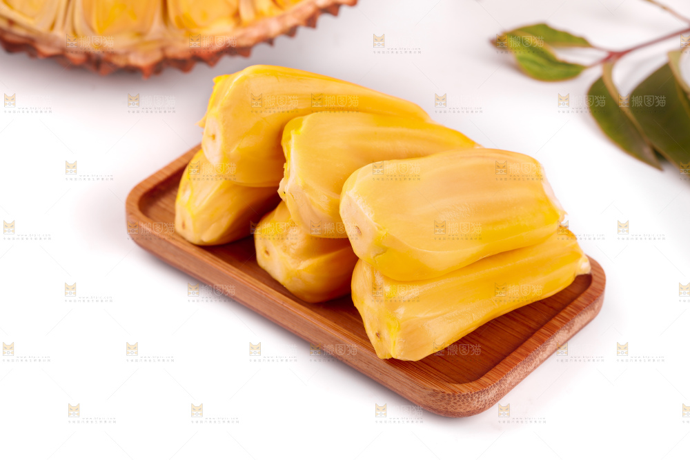 碟子里装着越南红心菠萝蜜