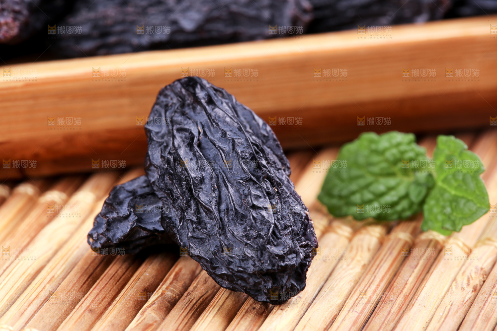 竹底上放着黑加仑葡萄干