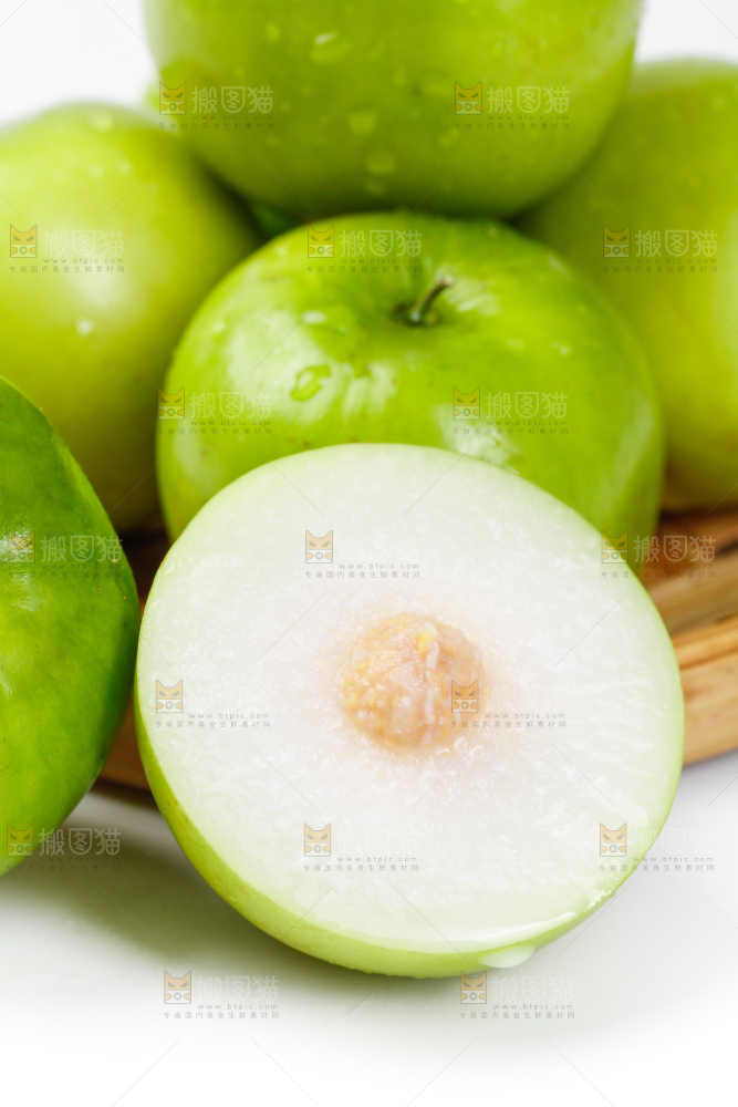 篮子里装着云南牛奶大青枣