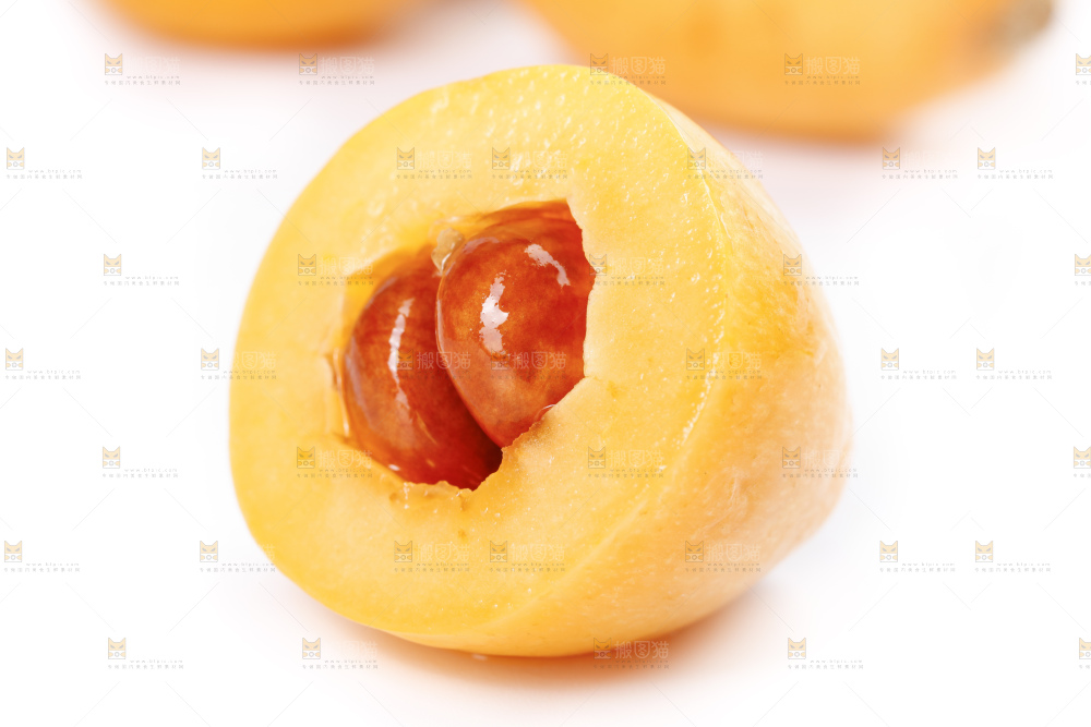 白底上放着攀枝花米易枇杷