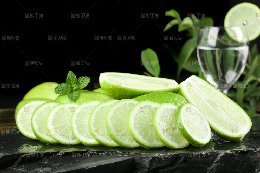 黑石板上摆放着海南香水柠檬