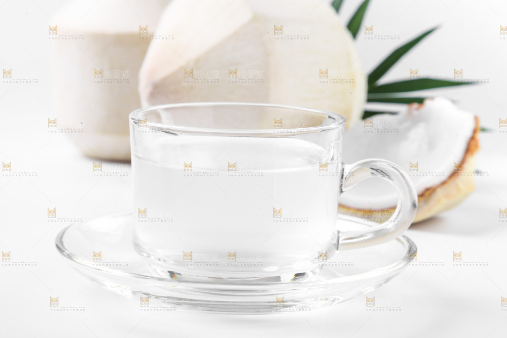 杯子里装着椰子汁