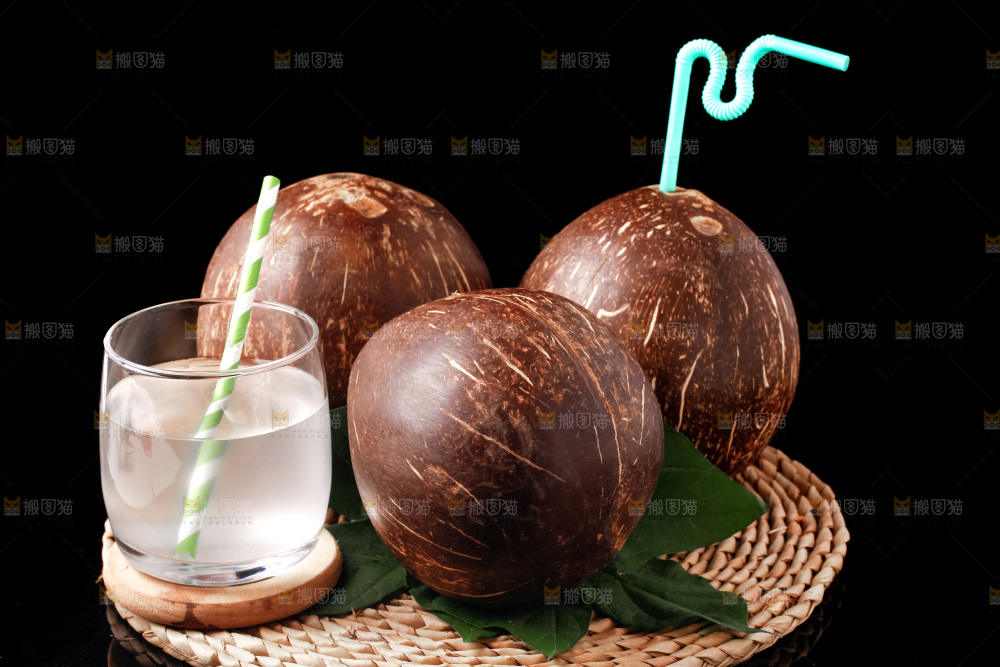 黑底上放着海南椰皇