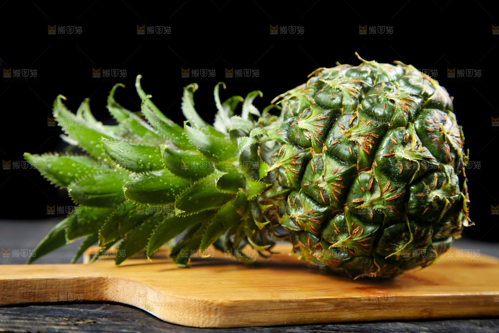 木底上的泰国小菠萝