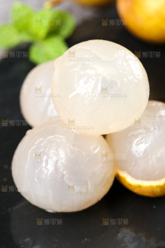 黑石板上放着新鲜龙眼