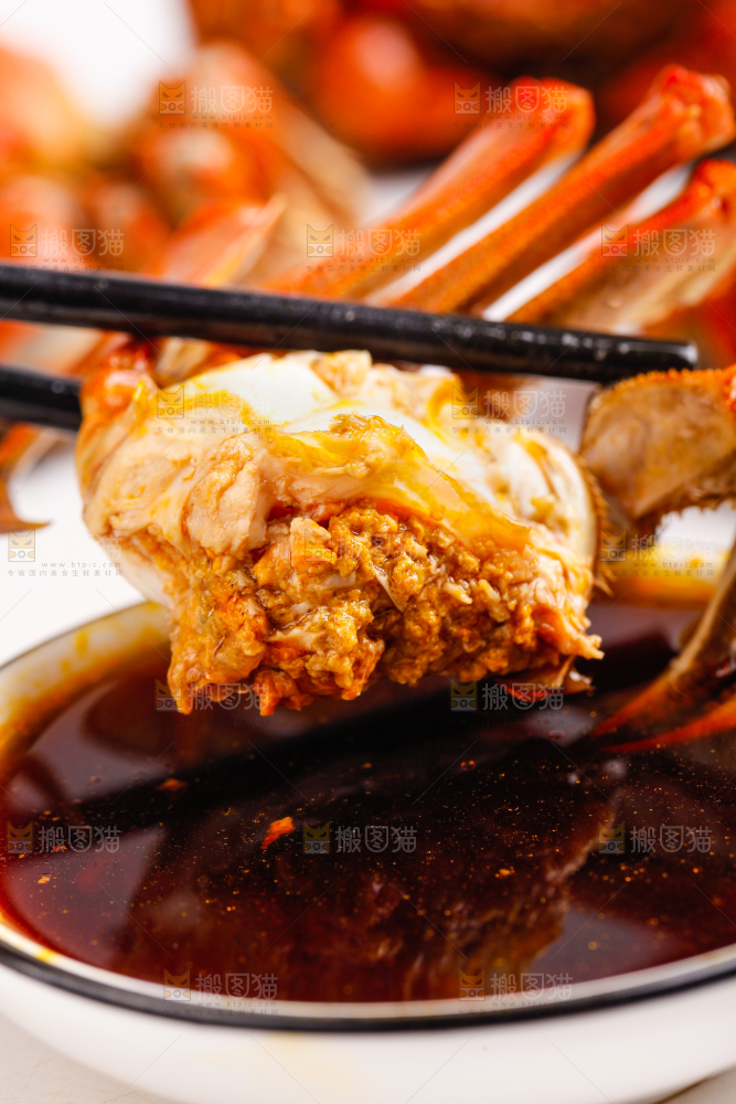 正在蘸醋汁的螃蟹