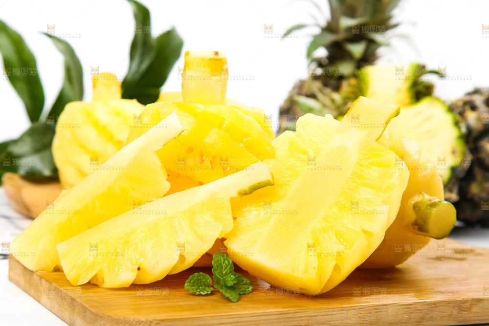 木板上摆放着泰国迷你小菠萝