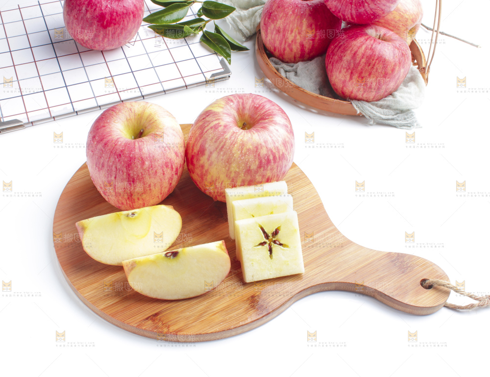 木板上的红富士苹果