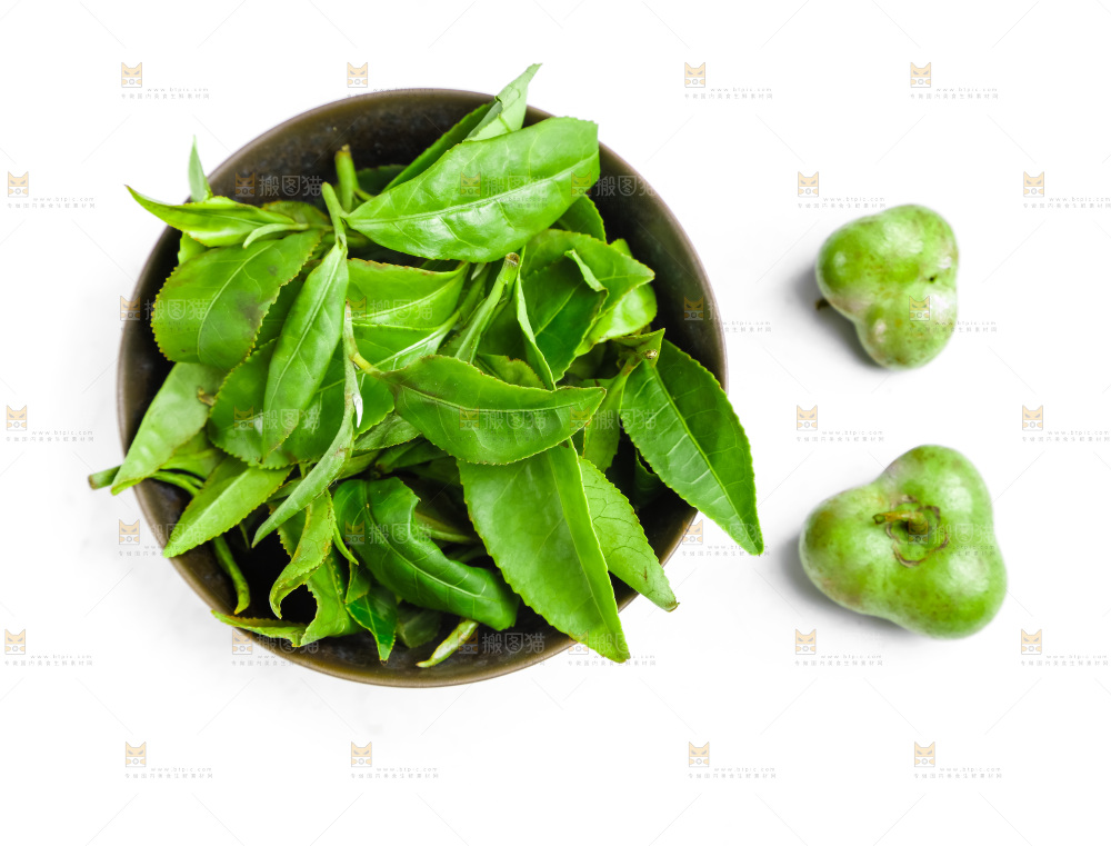 白底上放着绿茶叶
