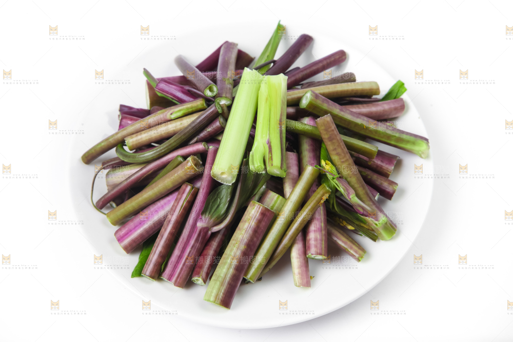 盘子里装着紫菜薹