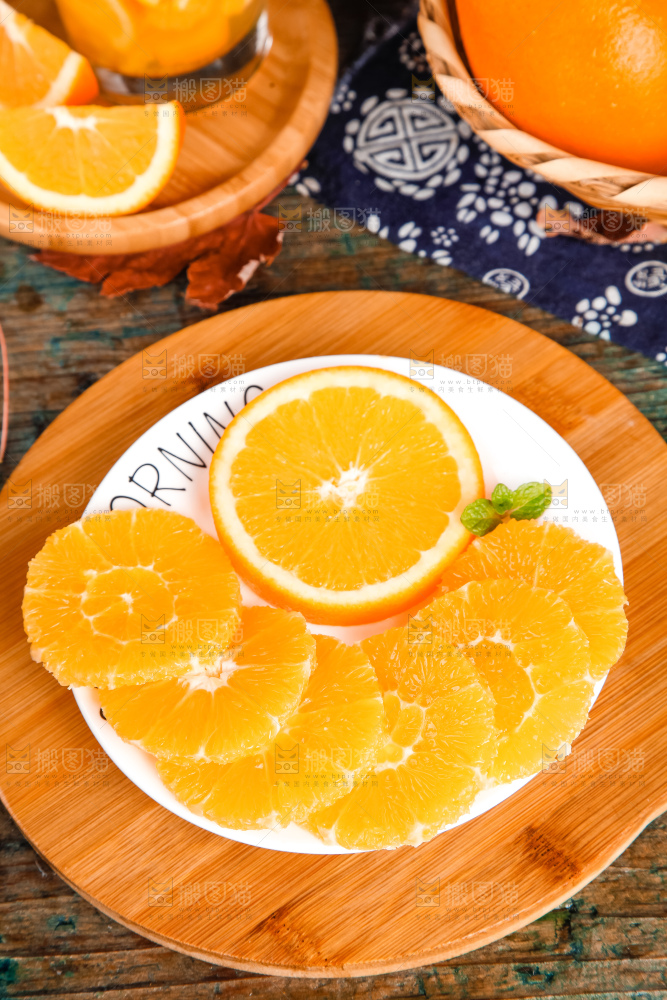 盘子里装着橙子果肉
