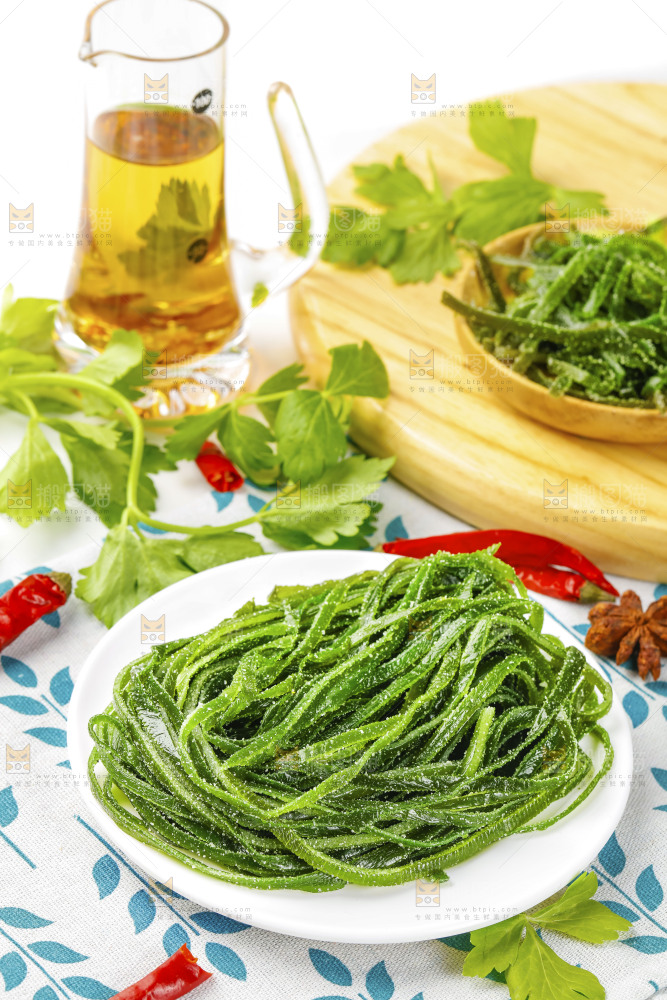 盘子里的盐渍海带丝