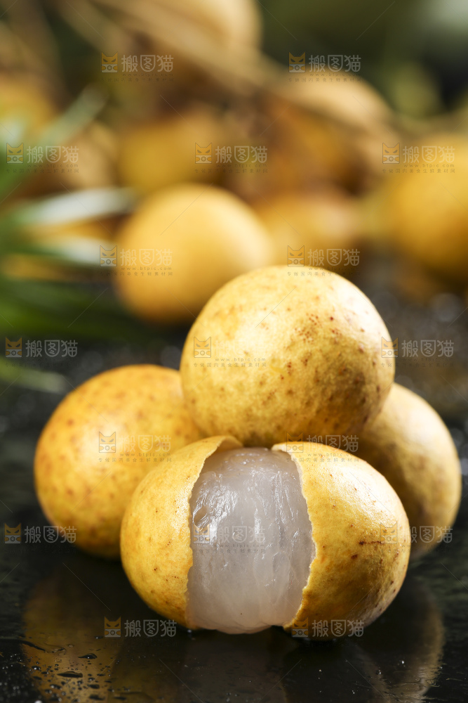 黑石板上摆放着新鲜龙眼