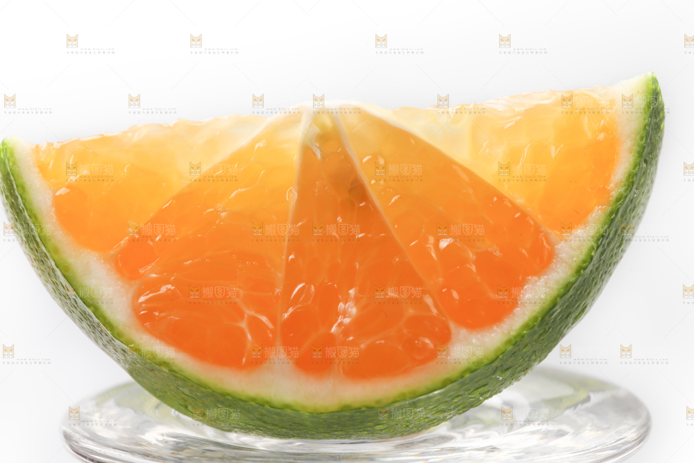 白底上摆放着青皮蜜橘