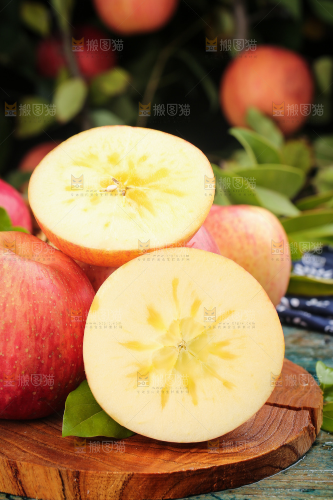木底上摆放着条纹苹果