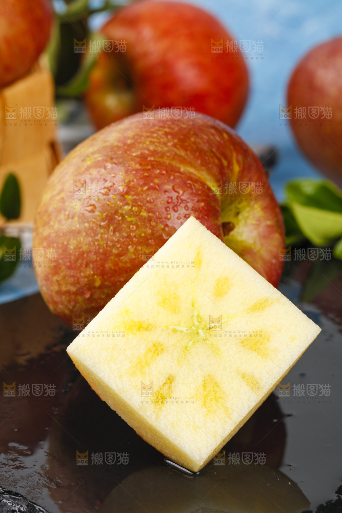 黑石板上摆放着云南昭通丑苹果