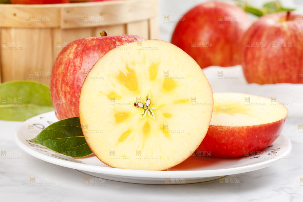 盘子里的新鲜苹果