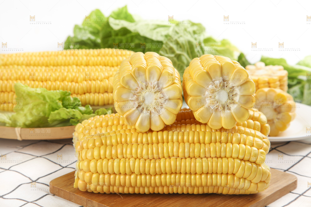 木板上放着甜玉米