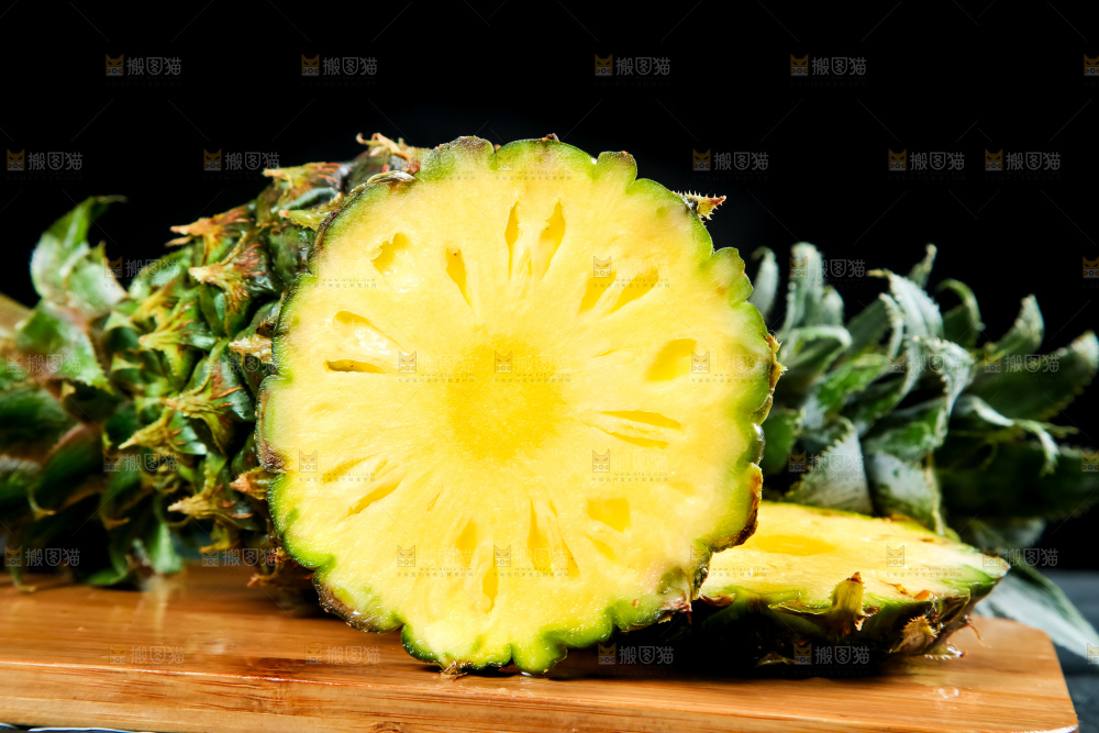 木底上的泰国小菠萝
