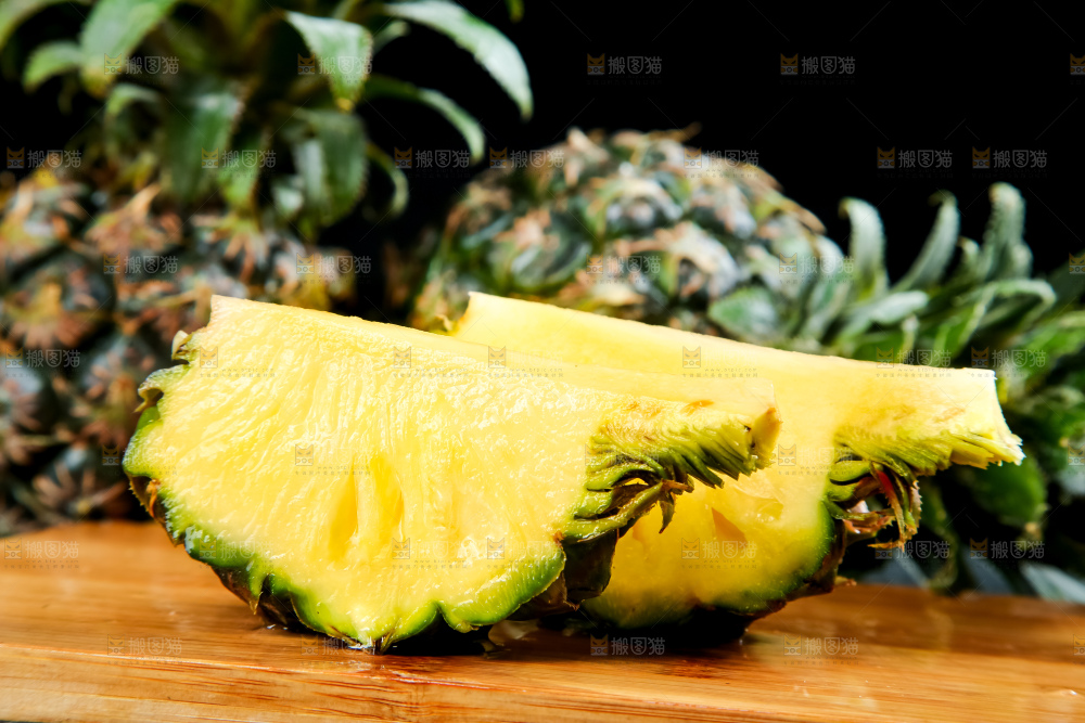 木底上的泰国小菠萝