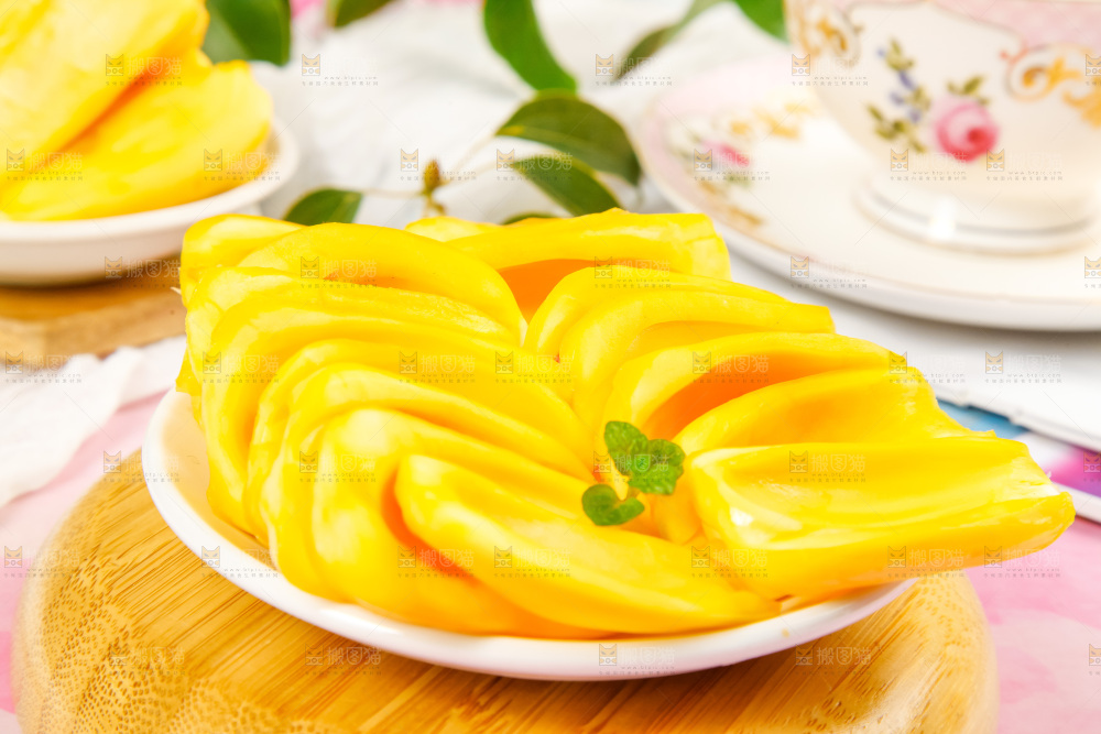 盘子里的新鲜菠萝蜜