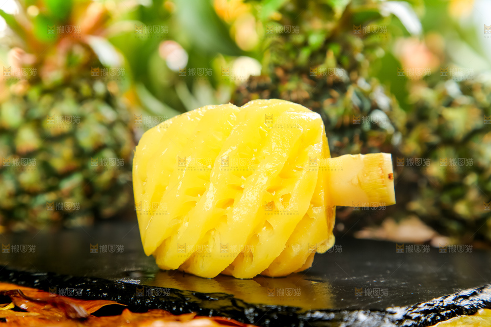 黑石板上的新鲜小菠萝