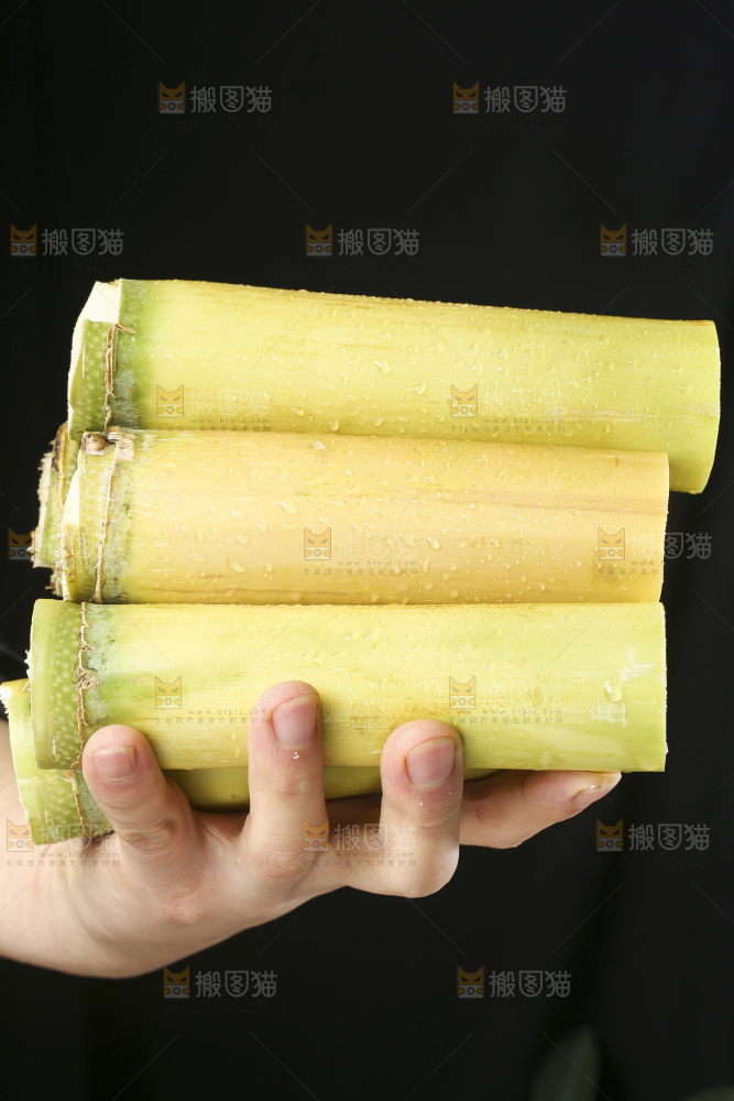 手里拿着黄皮甘蔗