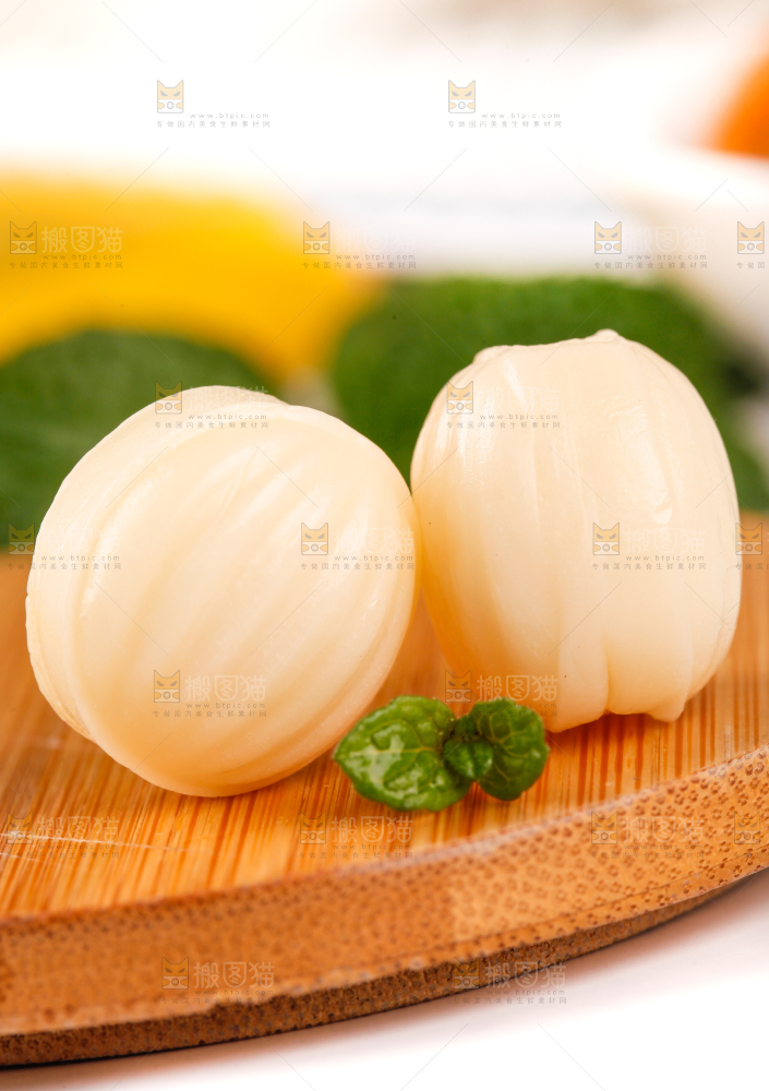 木板上放着牛奶味糖果