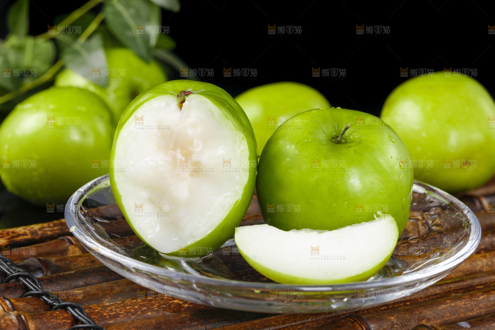 盘子里装着云南牛奶大青枣